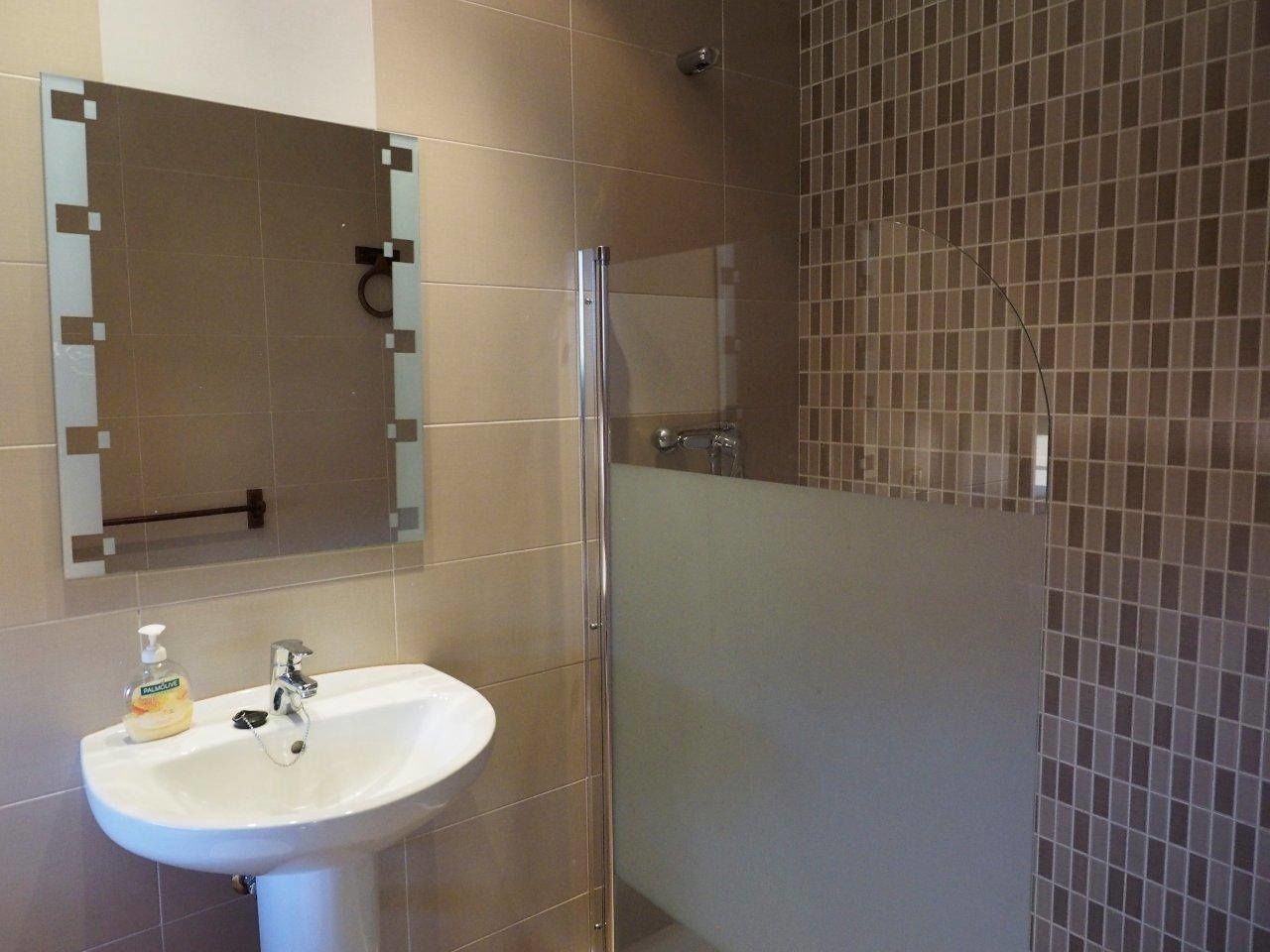 Habitación con 1 cama doble o 2 individuales | Baño | Ducha