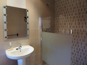 Double or Twin Room | Bathroom | Shower - Hotel Rural Betania (Villamol)