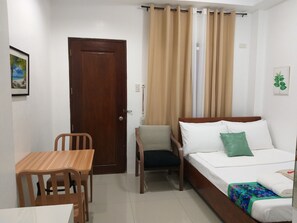 Deluxe Room | 5 bedrooms, desk, free WiFi, bed sheets - Lighthouse Apartment and Guest Inn (Puerto Princesa)