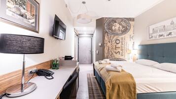 Quarto casal clássico, 1 cama Queen | 1 quarto, frigobar, cofres nos quartos, escrivaninha