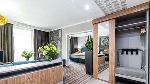 Ein moderner, gut beleuchteter Raum mit einem Holzkasten, einer Bank und einem kleinen Tisch mit Blumen.