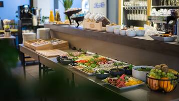 Desayuno buffet diario (PLN 70 por persona)