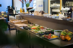 Desayuno buffet diario (PLN 70 por persona)