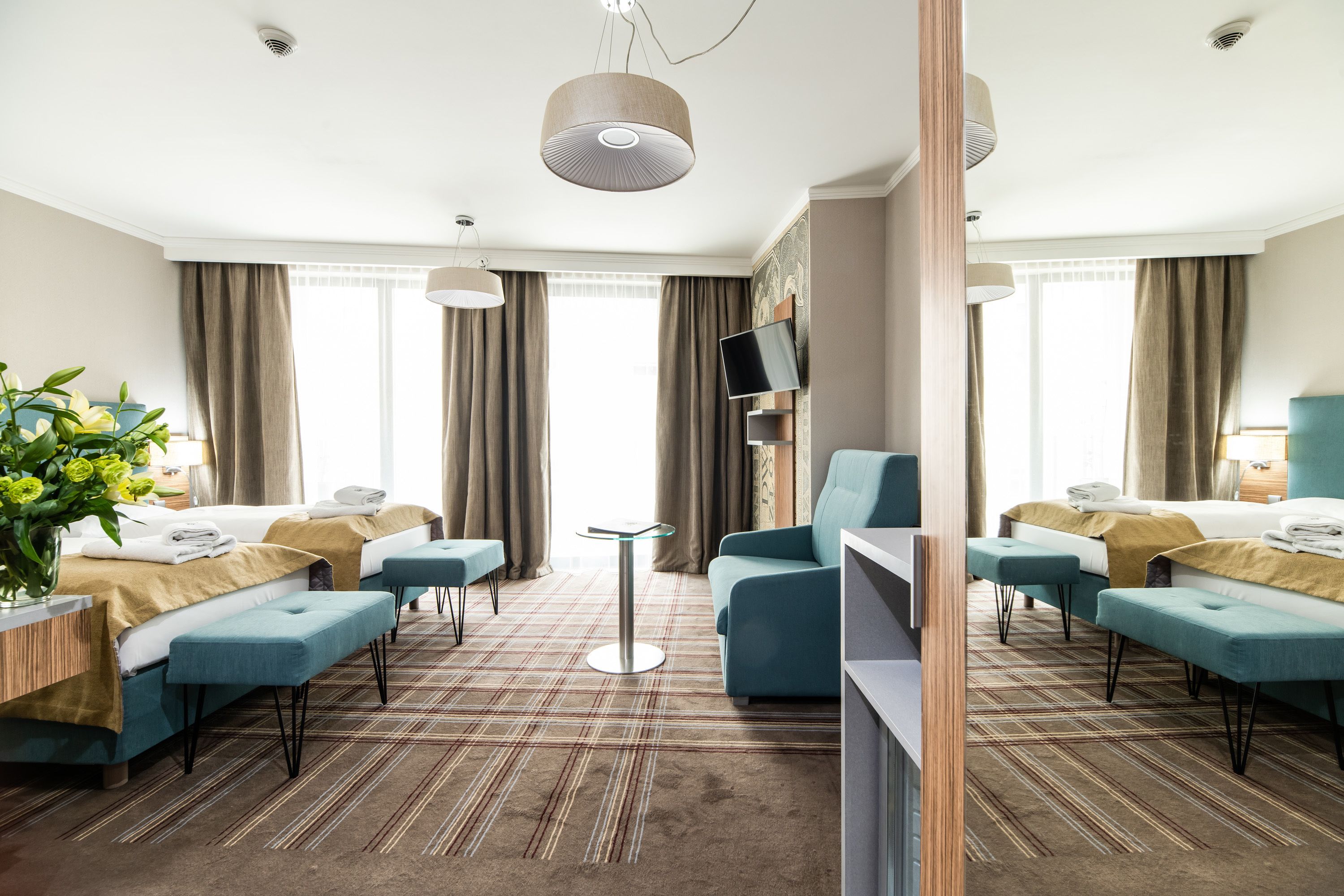 deluxe double or twin room, non smoking | living area | flat-screen tv