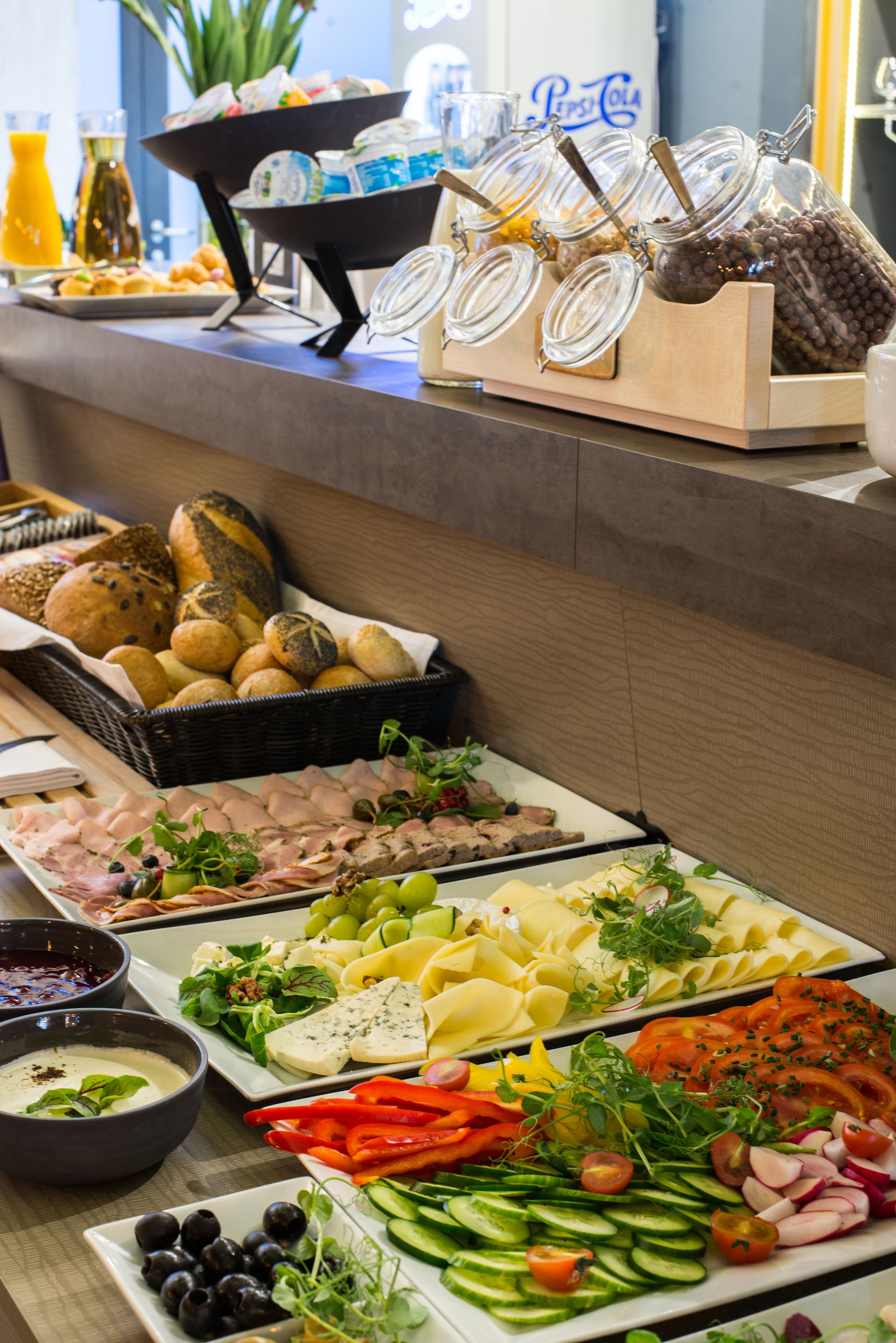 daily buffet breakfast (pln 70 per person)