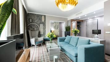 Apartamento superior | Área de estar | TV de tela plana