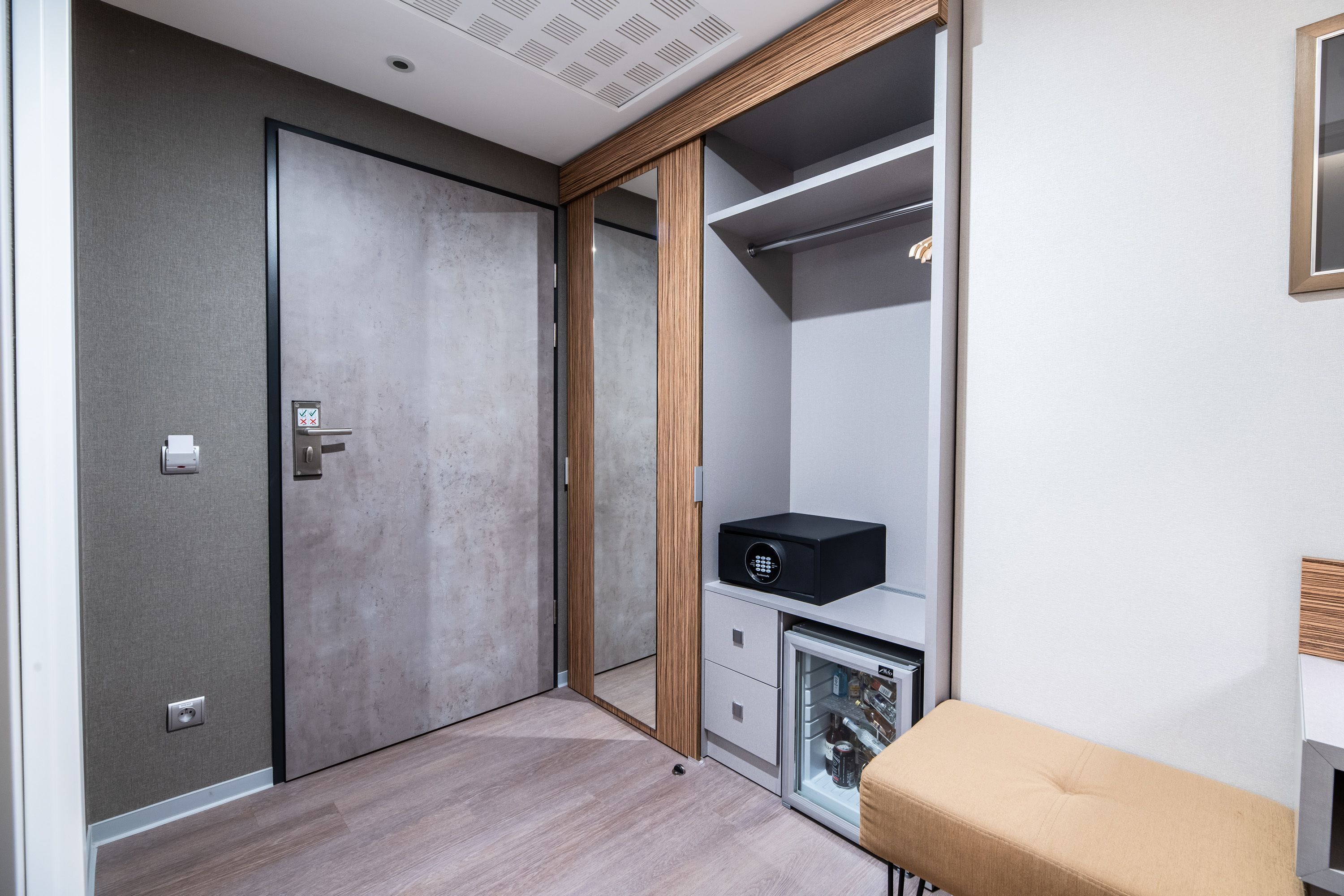 classic double room, 1 queen bed | 1 bedroom, minibar, in-room safe, desk