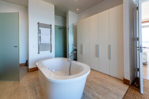 3 bedrooms, premium bedding, down comforters, Select Comfort beds