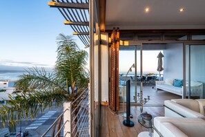 Flat-screen TV, books - PENTHOUSE 230m2 ON THE SEA (Plettenberg Bay)