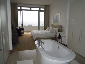 Luxury Apartment, 3 Bedrooms, Ocean View | Deep-soaking bathtub - PENTHOUSE 230m2 ON THE SEA (Plettenberg Bay)