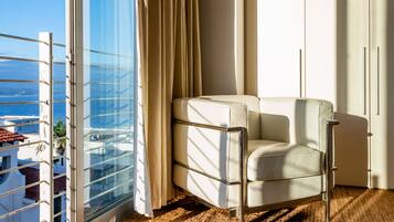 3 bedrooms, premium bedding, down comforters, Select Comfort beds