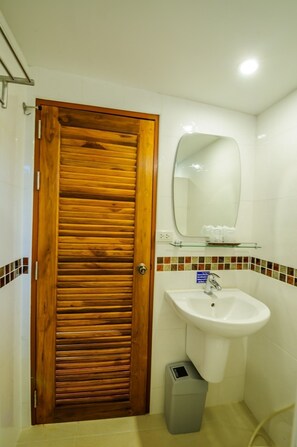Klassieke kamer | Badkamer | Een douche, gratis toiletartikelen, een haardroger, pantoffels