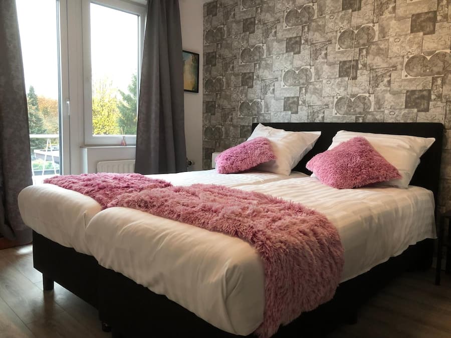 Skrivebord, wi-fi (inkludert) og sengetøy