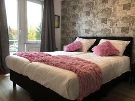 Een bureau, gratis wifi, beddengoed