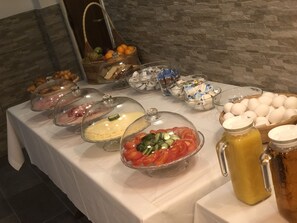 Der serveres frokost og aftensmad