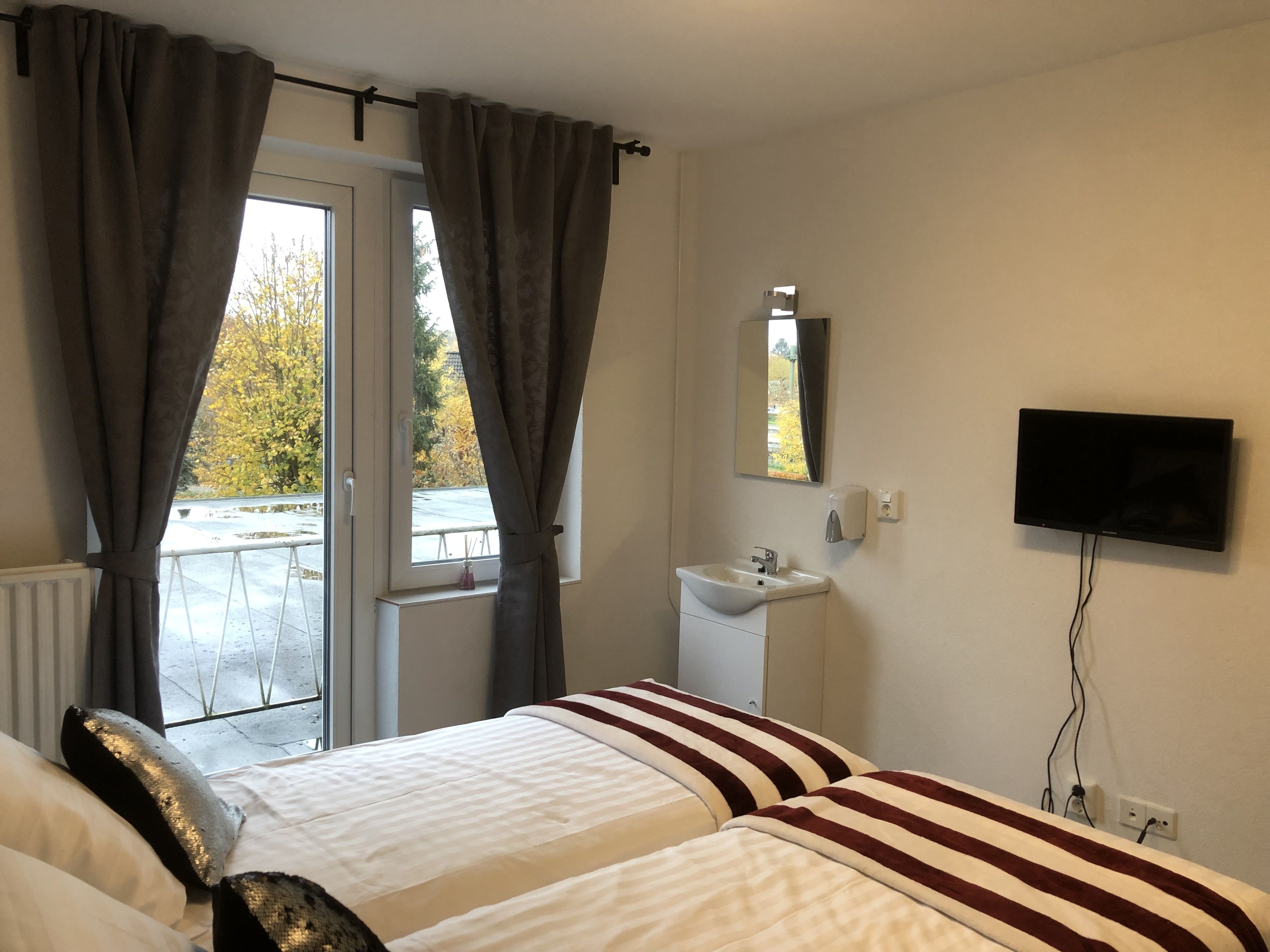 Economy tweepersoonskamer, gedeelde badkamer | Een bureau, gratis wifi, beddengoed