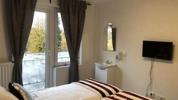 Economy tweepersoonskamer, gedeelde badkamer | Een bureau, gratis wifi, beddengoed