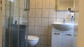 Gratis toiletartikelen, een haardroger, handdoeken