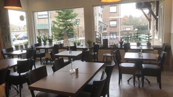 Dagelijks ontbijtbuffet (EUR 12.5 per persoon)