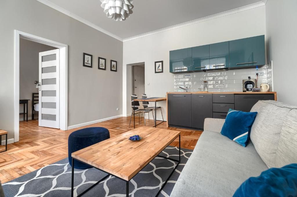 Un apartamento moderno con comedor, cocina y sala de estar.