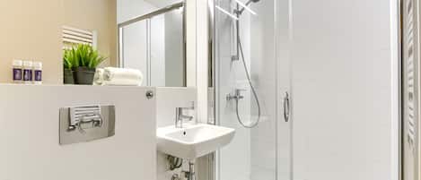 Superior Apartment, 1 Queen Bed with Sofa bed, Non Smoking | Bathroom