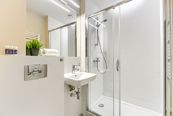 Căn hộ Superior, 1 giường cỡ queen và sofa giường, không hút thuốc | Phòng tắm | Buồng tắm vòi sen, máy sấy tóc, khăn tắm 