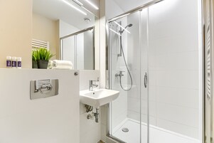 高级公寓, 1 张大床和 1 张沙发床, 无烟房 | 浴室 | 淋浴设施、吹风机、毛巾