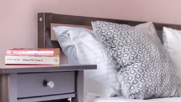 1 habitación, decoración personalizada, muebles diferentes y escritorio