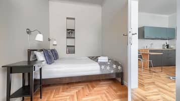 Leilighet – superior, 1 queensize-seng med sovesofa, ikke-røyk | 1 soverom, individuelt dekorert, individuelt innredet og skrivebord