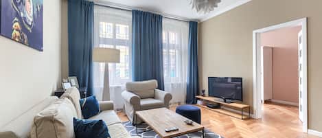 Appartement Supérieur, 1 grand lit et 1 canapé-lit, non-fumeurs | Salle de séjour | Télévision à écran plat de 40 pouces avec chaßnes par cùble, télévision