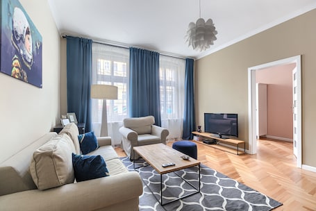 Superior Apartment, 1 Queen Bed with Sofa bed, Non Smoking | Living room | 40-inch flat-screen TV with cable channels, TV