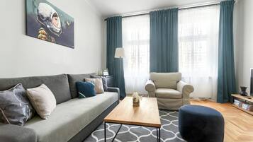 1 habitación, decoración personalizada, muebles diferentes y escritorio