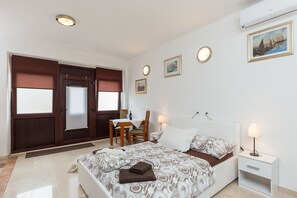 Estúdio, terraço | Ferros/tábuas de passar roupa, Wi-Fi de cortesia, roupa de cama