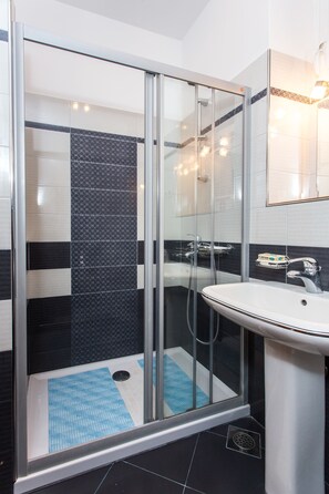 公寓, 1 间卧室, 露台 | 浴室 | 淋浴设施、免费洗浴用品、吹风机、毛巾