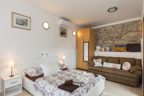 Estúdio, terraço | Ferros/tábuas de passar roupa, Wi-Fi de cortesia, roupa de cama