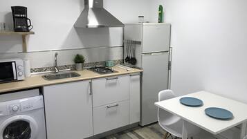 MikrovÄgsugn, kaffe- och tebryggare och grytor/köksredskap