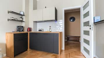 Refrigerador, placa de cocina, tetera/pava eléctrica