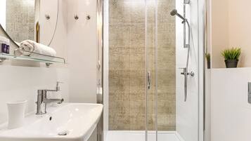 Departamento superior, 1 cama matrimonial y sofá cama, para no fumadores | Baño | Regadera, secadora de cabello, toallas