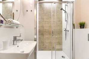 Apartamento superior, 1 cama doble con sofá cama, no fumadores | Baño | Ducha, secador de pelo y toallas