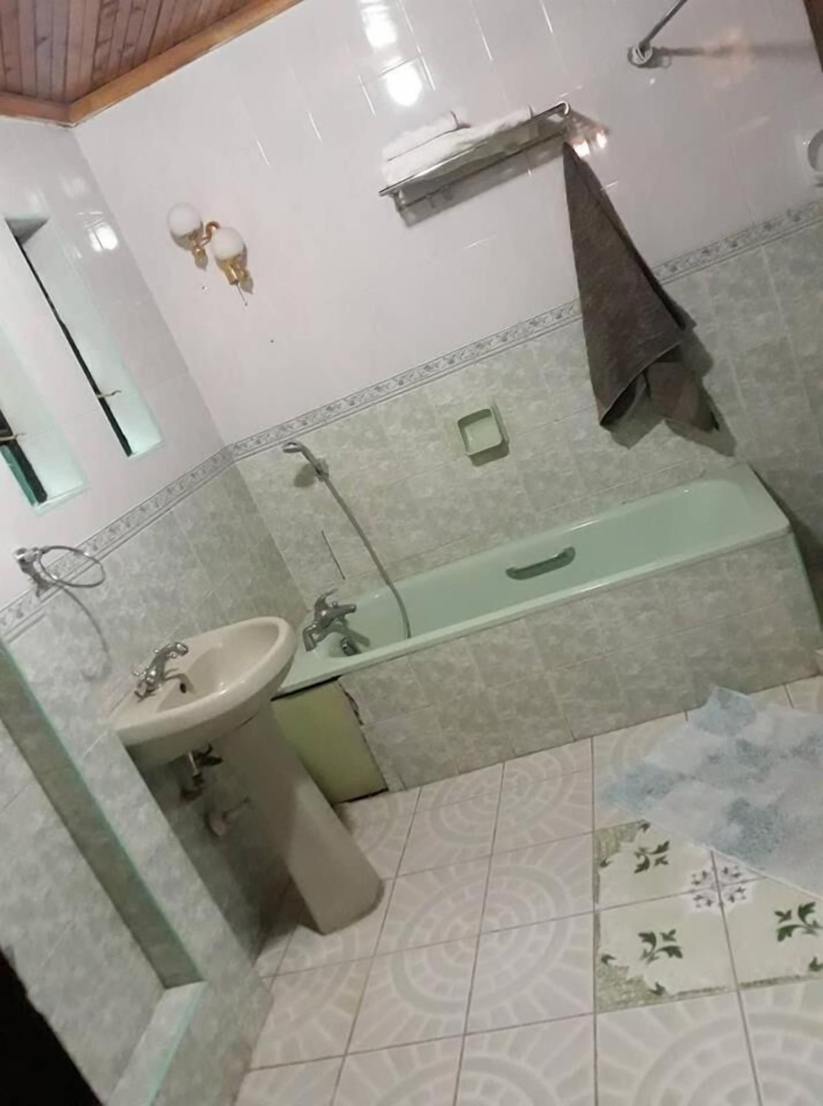 Une salle de bain avec un lavabo, une baignoire et une douche.