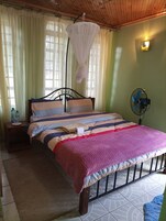 Escritorio, cunas, camas plegables/adicionales y wifi gratis 