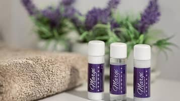 Bañera con ducha, secador de pelo, toallas