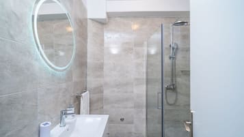 Apartment Vulicevic A1 (free private parking) | Salle de bain | Douche, serviettes fournies