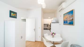 Apartment Vulicevic A2 (free private parking) | Area keluarga | TV layar datar