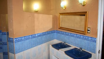 Een douche, gratis toiletartikelen, een bidet