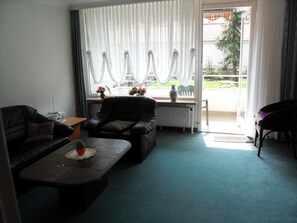 Apartment, 1 Queen-Bett, Nichtraucher, Bergblick | Wohnzimmer | Fernseher