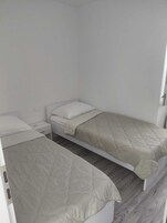 Lägenhet (Apartments Dubrovnik Airport - Two Be) | 5 sovrum, arbetsyta för laptop, wi-fi och sängkläder