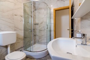 Estudio (Apartments Dubrovnik Airport - Studio) | Baño | Ducha, artículos de higiene personal gratuitos y secador de pelo