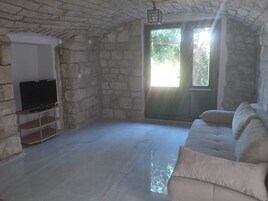 Apartamento (Apartments Dubrovnik Airport - Two Be) | Área de estar | TV de tela plana