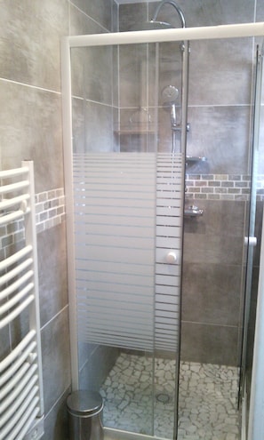 Douche, sèche-cheveux, serviettes fournies